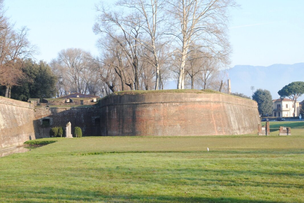 Denunciato dai carabinieri per atti osceni sulle mura di Lucca