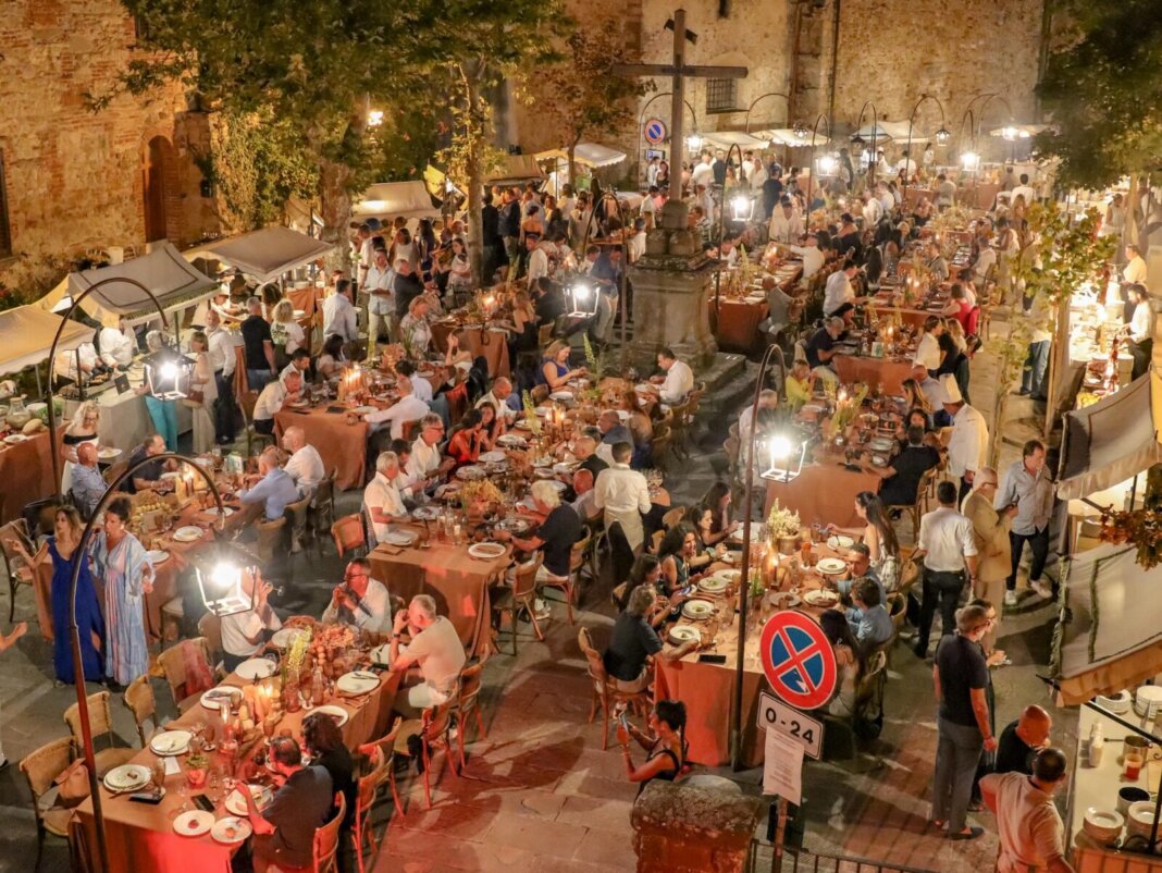 Chef stellati per 250 ospiti: a Lucignano successo per la 'Cena in piazza sotto le stelle'
