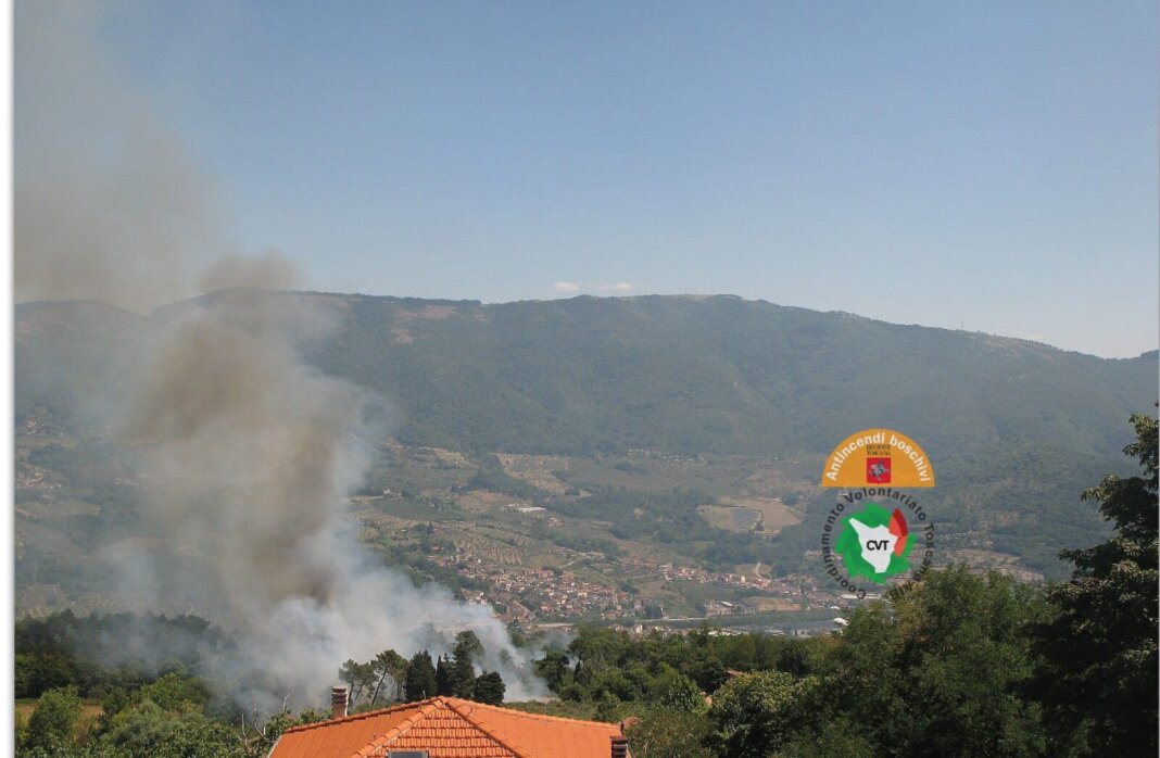 Incendi di uliveto e di bosco sulle colline di Prato: in azione tre elicotteri della Regione