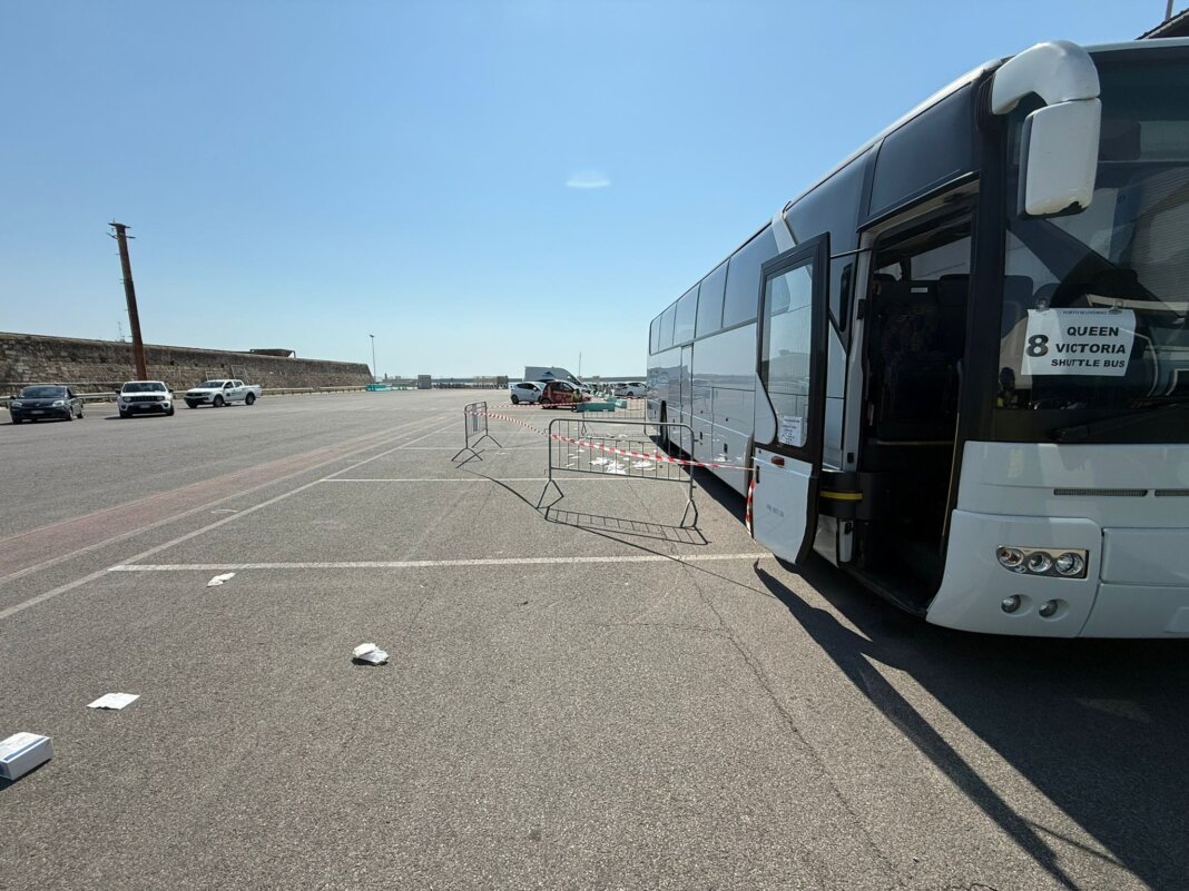Donna travolta da un pullman muore all'ingresso del porto di Livorno, gravissimo il marito