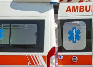 Palermo, braccio fuori dal finestrino si incastra nella ringhiera del tram: arto amputato