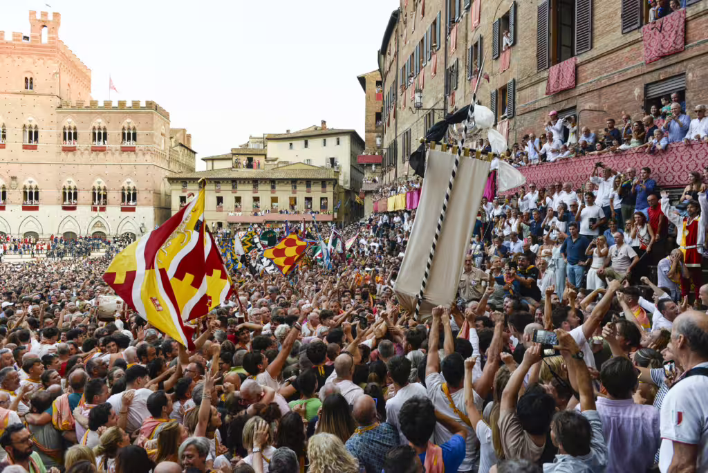 Il popolo di via dei Servi in trionfo