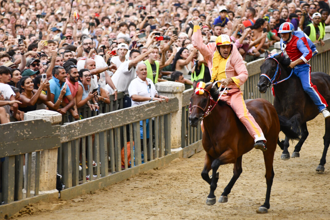 Siena, il Palio dell'Assunta è di Valdimontone