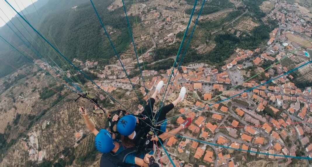 Precipita con il parapendio e muore a 36 anni