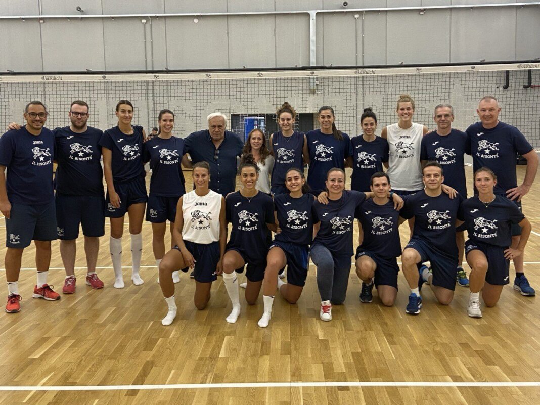 L'assessora allo sport Letizia Perini al primo allenamento del Bisonte Firenze