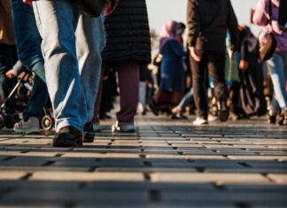 Popolazione eccessiva per la Terra: “Il ridimensionamento sociale sarà inevitabile”