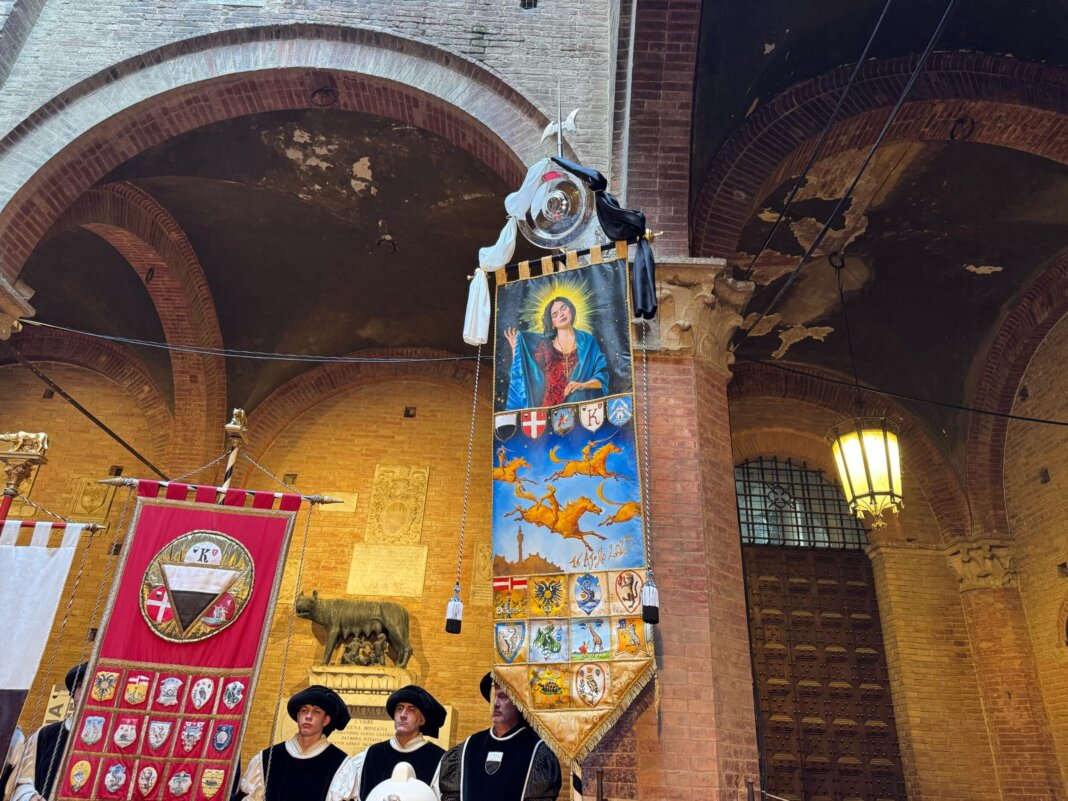 Palio di Siena, cresce la febbre per la carriera del 16 agosto. Presentato il Cencio di Francesco De Grandi