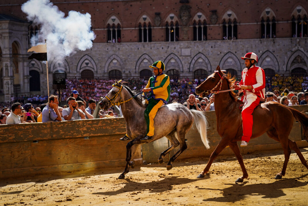 Alla contrada del Bruco la quarta prova del Palio di Siena Alla contrada del Bruco la quarta prova del Palio di Siena