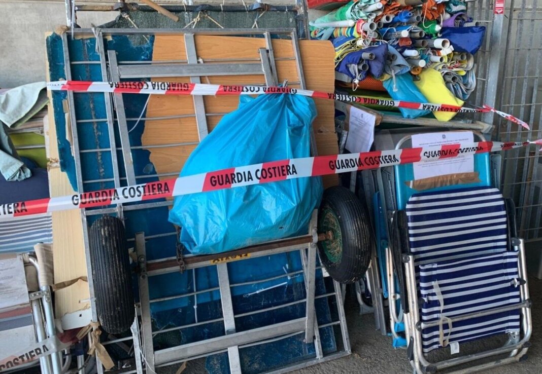 Ombrelloni e sdraio lasciati sulla spiaggia libera per occupare i posti: blitz per rimuoverli e sequestrarli