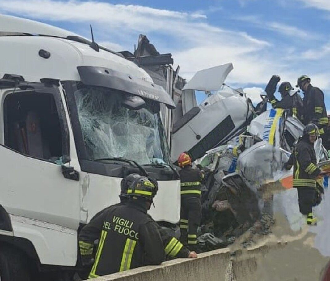 Tragico salto di corsia sulla A1 in Valdarno: almeno tre morti