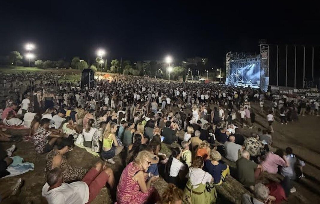 Follonica Summer Nights fa il record con Lucio Corsi: 6mila persone al concerto di chiusura