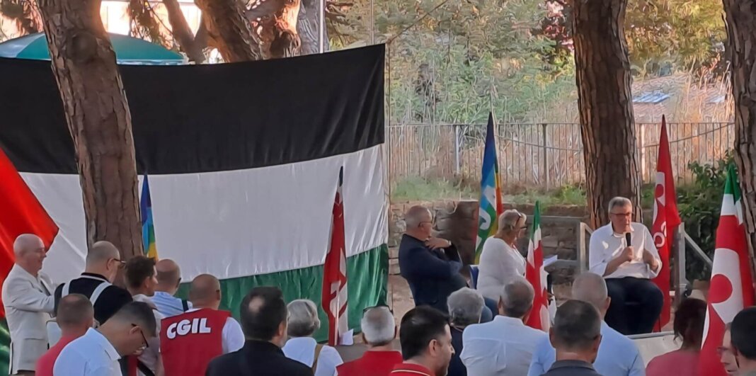 Bandiera della Palestina per Landini a Livorno. Il numero uno Cgil: 