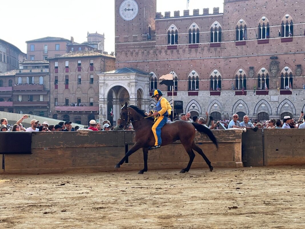 Cresce la tensione per il via al Palio. La provaccia alla Tartuca