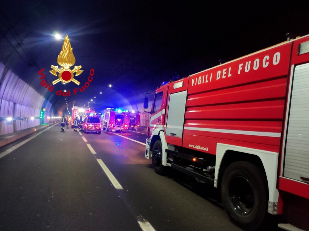 Un camion con cella frigorifera si incendia in galleria: il fumo denso invade il tunnel