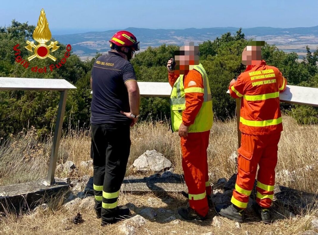 Case minacciate dall'incendio di bosco a Castellina Marittima