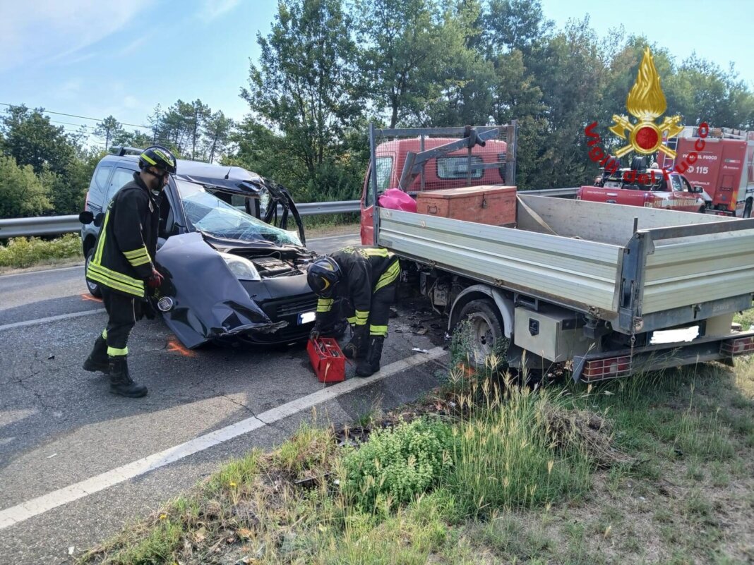 Paura per lo scontro fra due mezzi alimentati a metano sulla regionale 69
