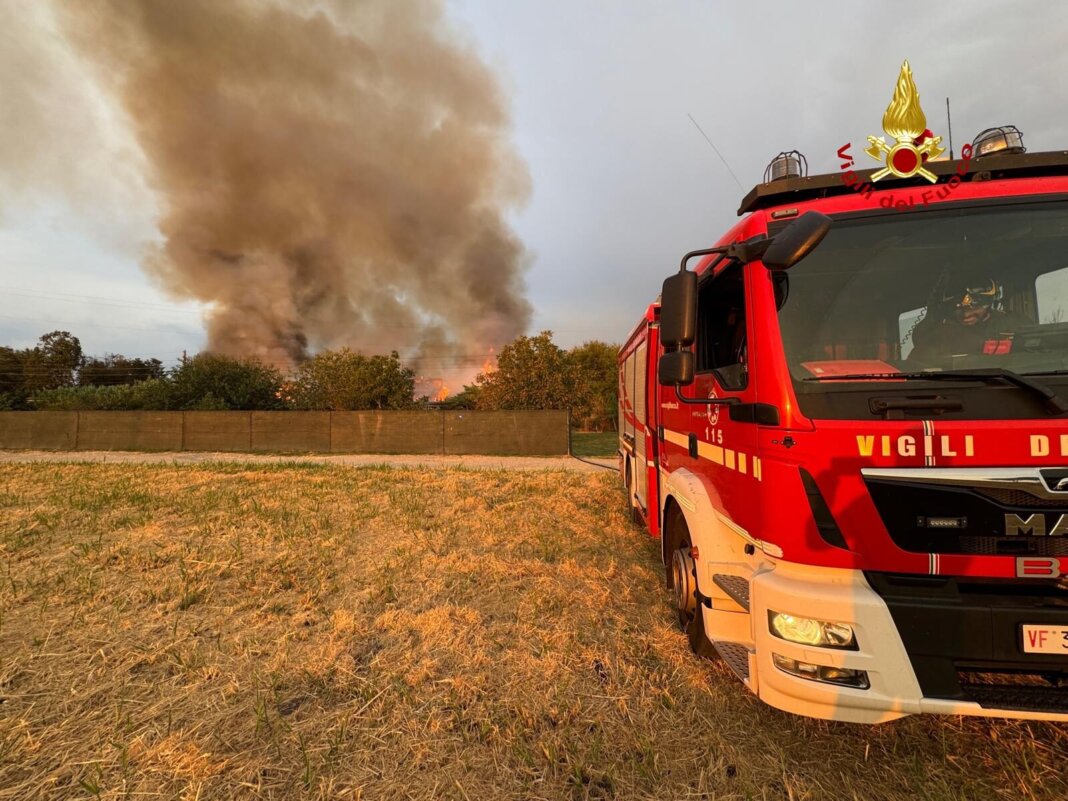 Fiamme lungo la ferrovia a Grosseto: evacuati un albergo e un distributore di benzina