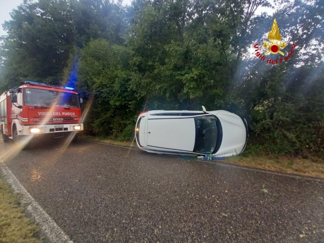 Si ribalta con l'auto sulla provinciale 73: intervengono i vigili del fuoco