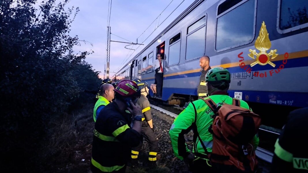 Albero cade sulla linea elettrica, 150 passeggeri bloccati sul treno