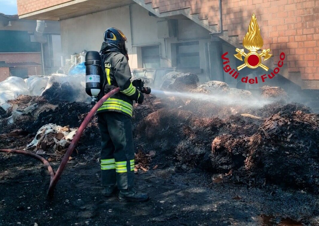In fiamme materiale plastico all'esterno di un'azienda di Cerreto Guidi