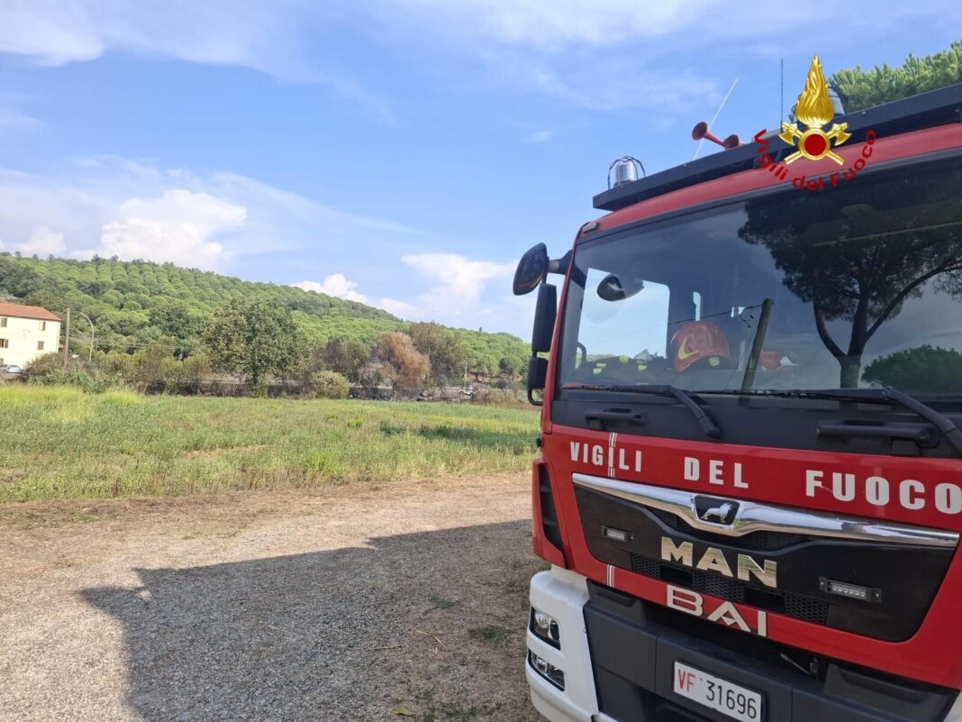 Ancora incendi in provincia di Grosseto: vegetazione in fiamme ad Ansedonia
