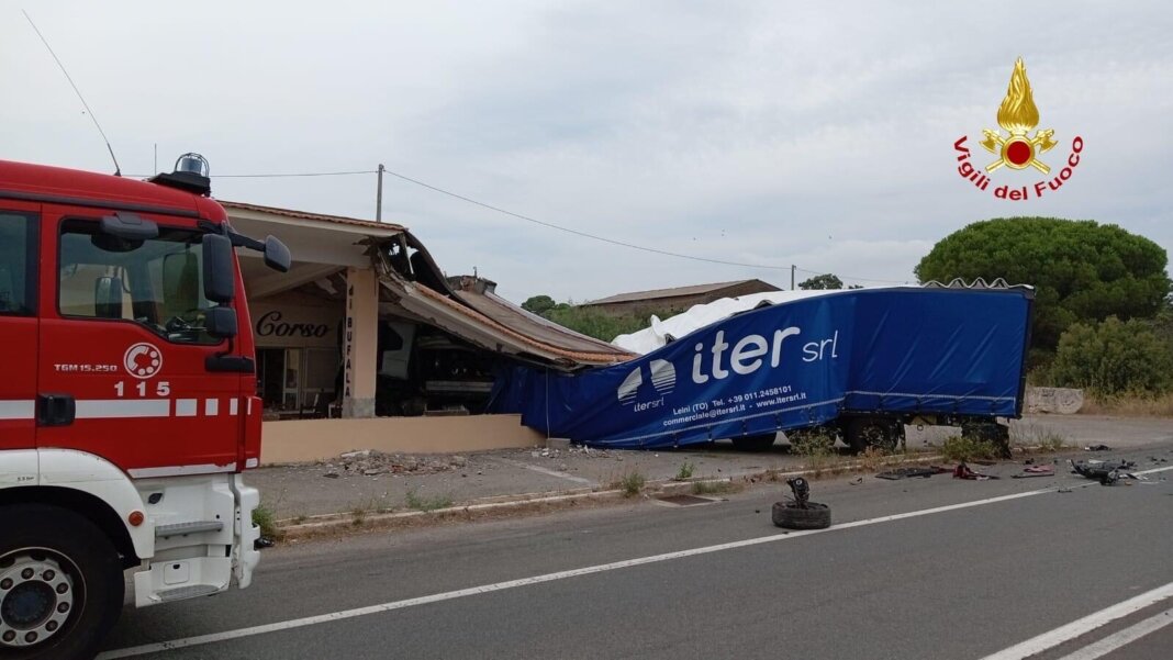 Scontro fra un'auto e un tir che poi carambola su una struttura: un morto