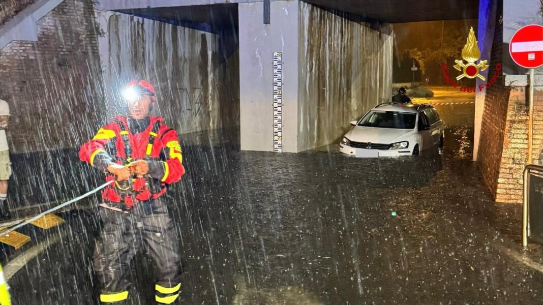 Bloccati nel sottopasso allagato, salvati dai vigili del fuoco