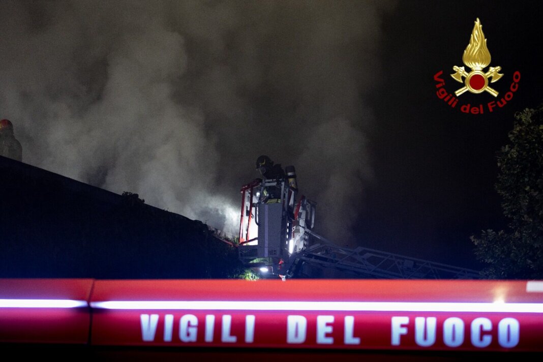 Fiamme sul tetto del teatro Viper a Firenze: nottata di superlavoro per i vigili del fuoco