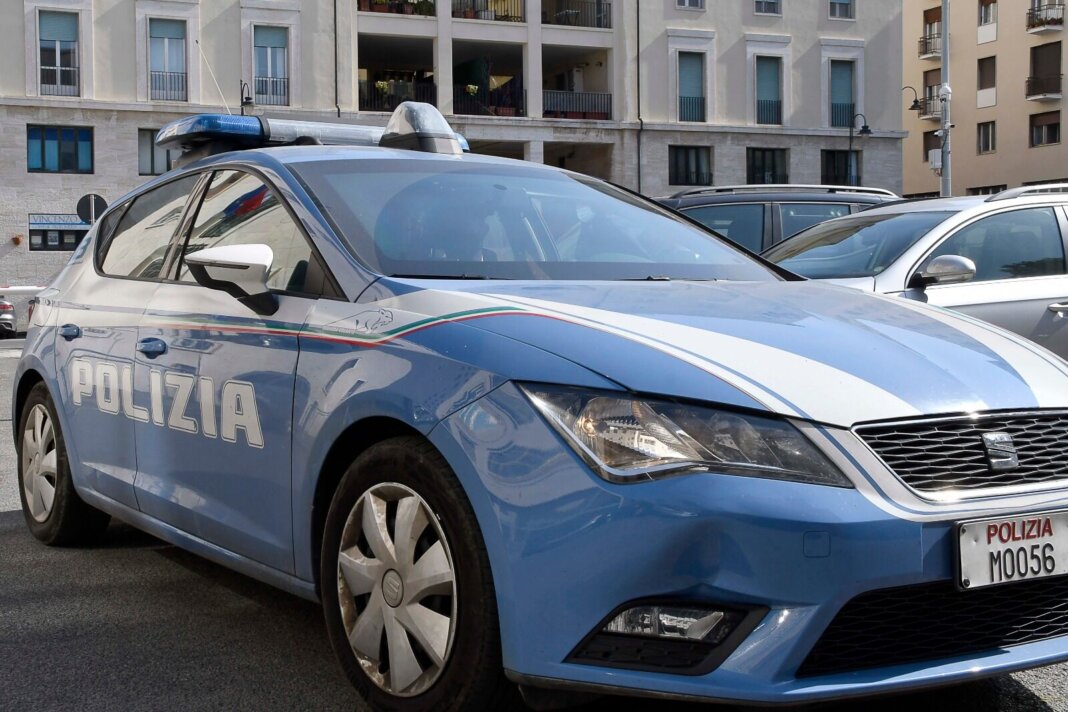 Minaccia di morte con un coltello il maitre del locale dove lavora: nei guai 44enne