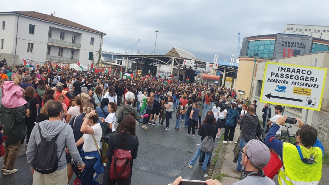 Sciopero per Gaza, maxi corteo blocca il porto di Livorno