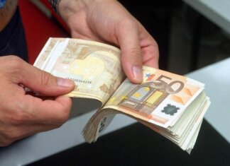Manovra, viceministro Leo: “Cercheremo risorse per portare aliquota a 33% per redditi tra 50 e 60mila euro”