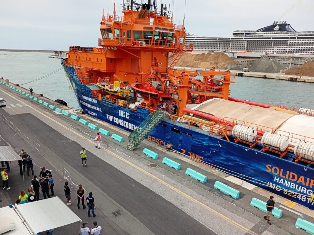Livorno, sbarcata la nave Solidaire con 265 migranti a bordo