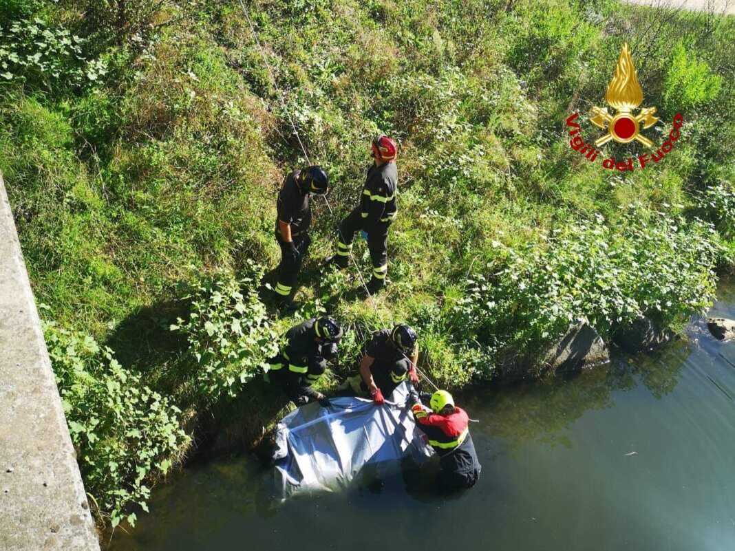 Trovato un cadavere nel fosso della Bufalina a Vecchiano (foto vigili del fuoco)