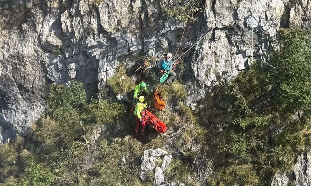 Crolla una porzione della parete di roccia mentre arrampicano: salvato un climber