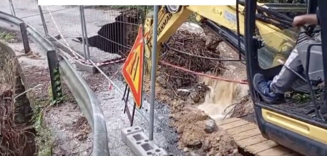 Violento temporale fa franare la provinciale: voragine sulla strada per Procchio
