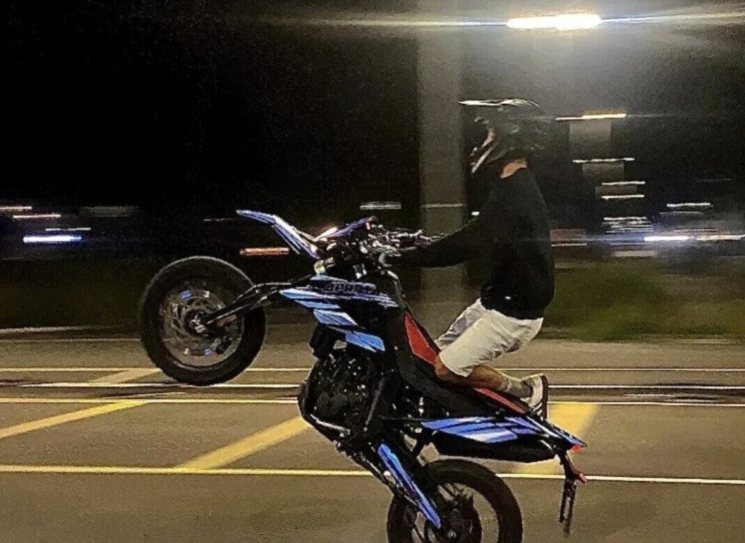 Frontale fra due moto a Pisa: muore un ragazzo di soli 16 anni