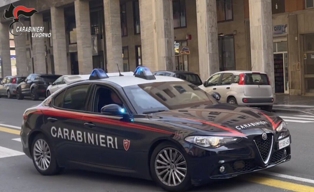 Tenta di sottrarre merce per 2mila euro al supermercato: 32enne in manette