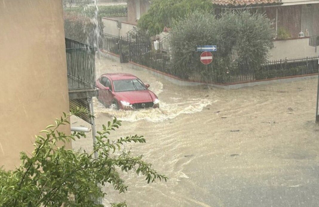 Maltempo in Maremma, esonda un torrente: strade allagate e automobilisti in difficoltà
