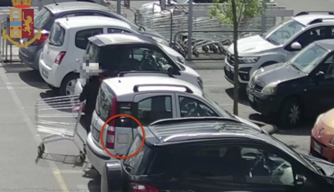 Furti in serie alle auto o ai clienti nei parcheggi di autogrill e supermercati: presa la banda