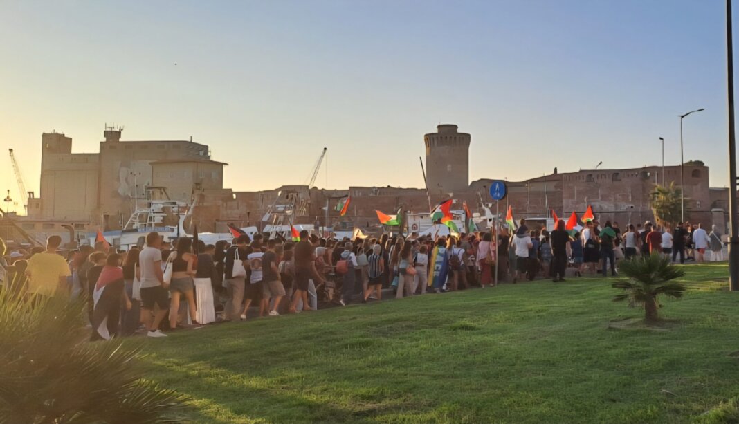 Livorno in piazza per la Palestina: migliaia di persone in corteo fino al porto