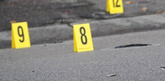 Spara tre volte contro la palazzina di fronte, poi si toglie la vita