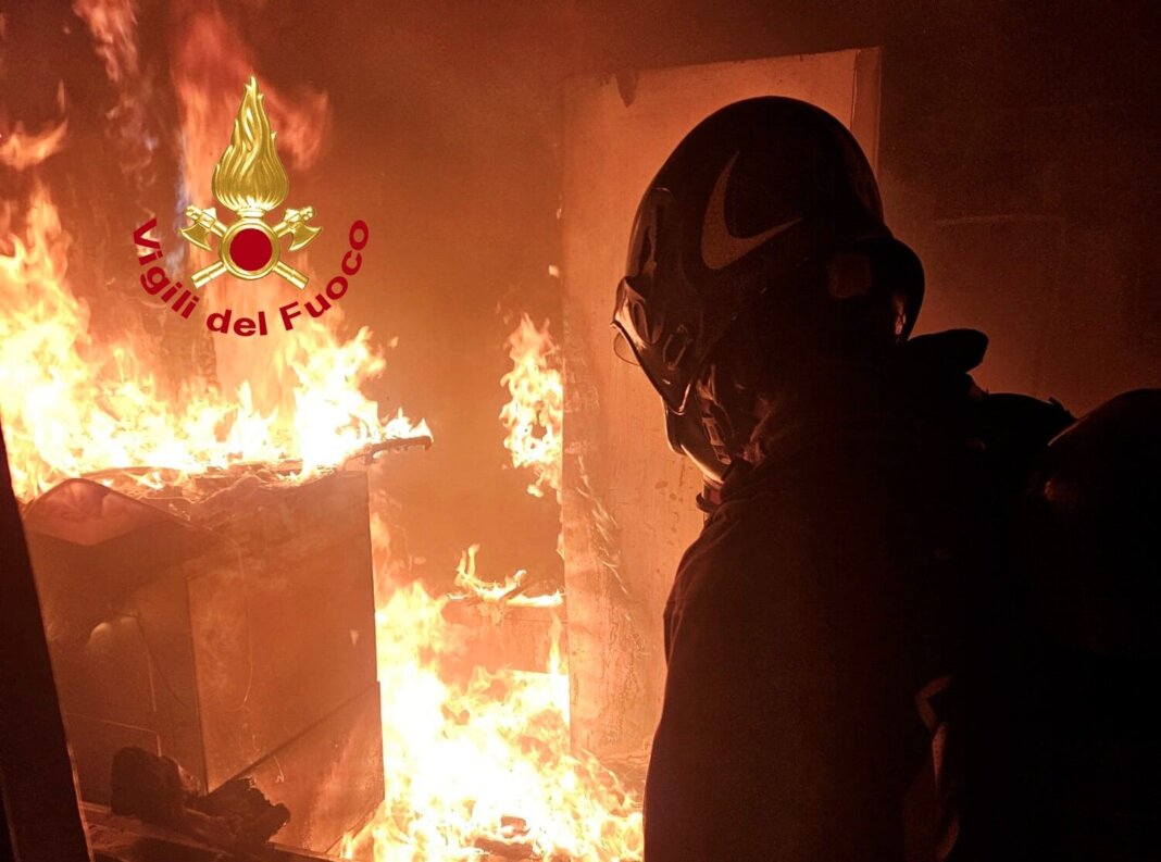 L'incendio in una pizzeria di Sesto Fiorentino provoca l'evacuazione di sette persone
