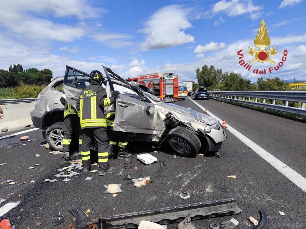 Auto si ribalta in autostrada, illesi i due occupanti