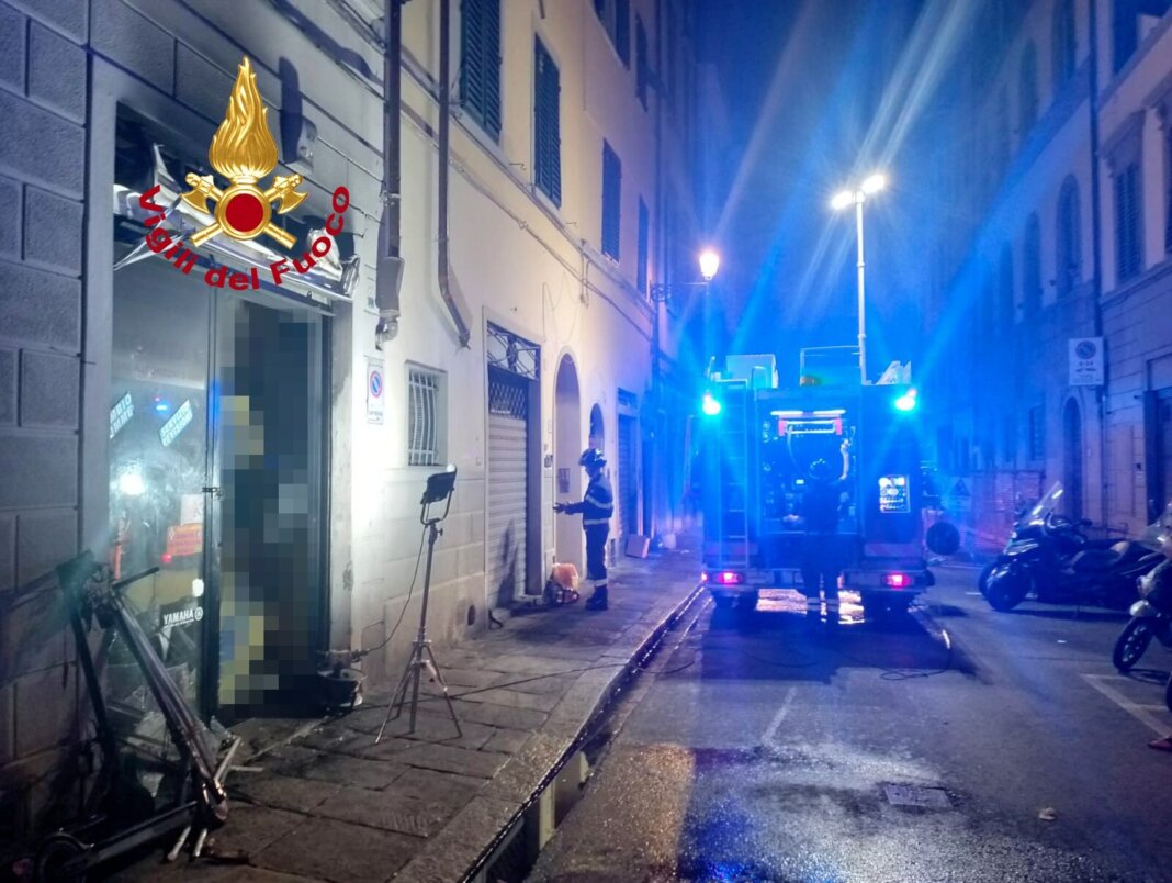 Paura per l'incendio a Firenze di una officina meccanica