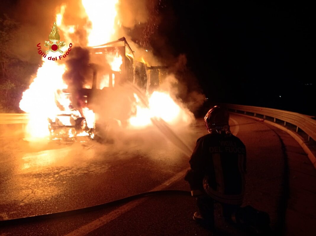 Si ustiona nel tentativo di spegnere l'incendio al camion di bobine di carta
