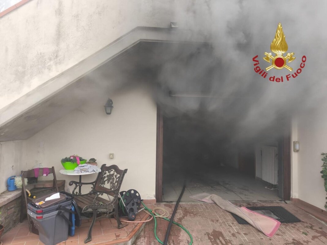 Fiamme in un garage, paura per due anziani al piano di sopra