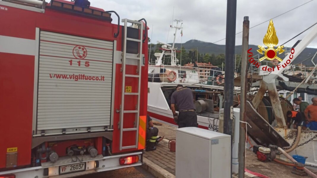 Peschereccio ormeggiato a Porto Ercole imbarca acqua e rischia di affondare