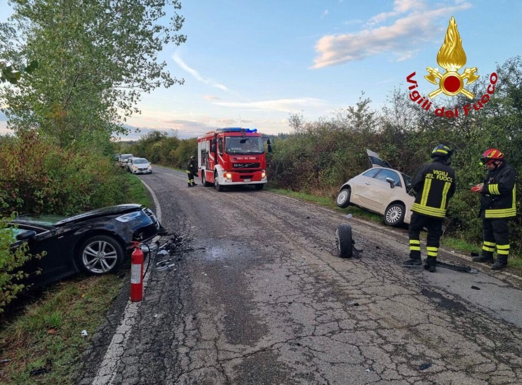 Carambola fra due auto a Peccioli, i mezzi finiscono nel fosso