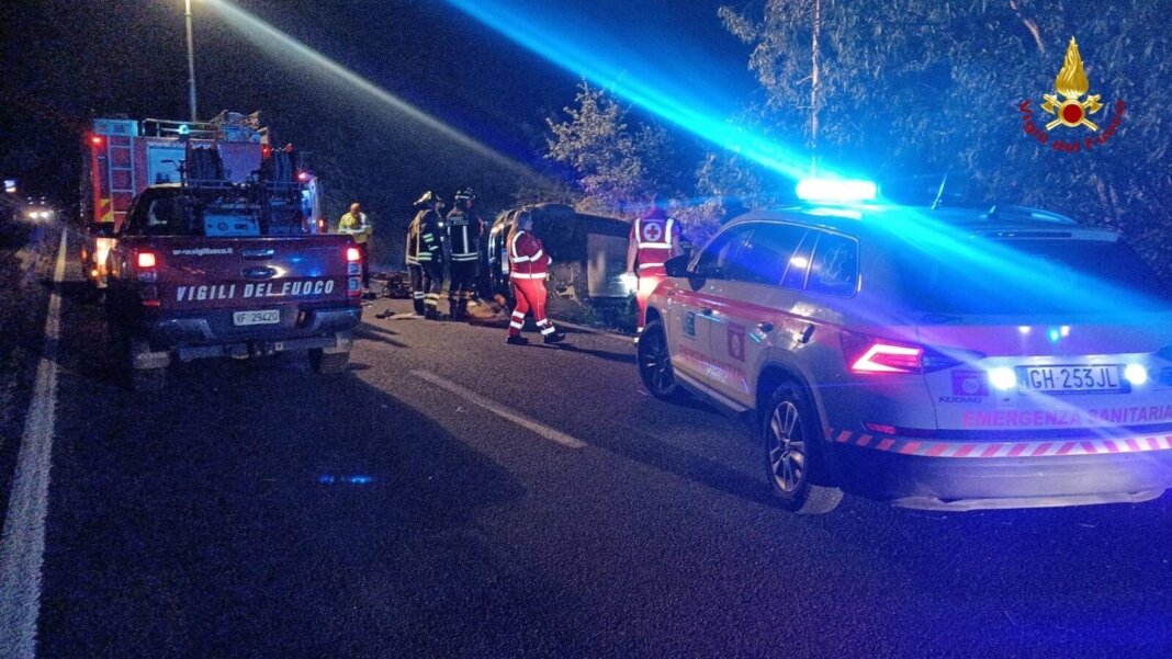 Si ribaltano con l'auto fuori strada: due in ospedale