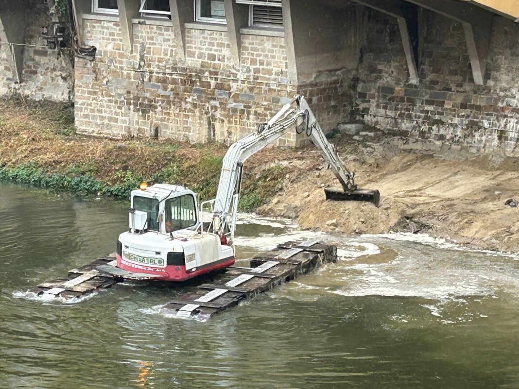 Sicurezza dell'Arno, in azione l'escavatore anfibio per la manutenzione delle sponde